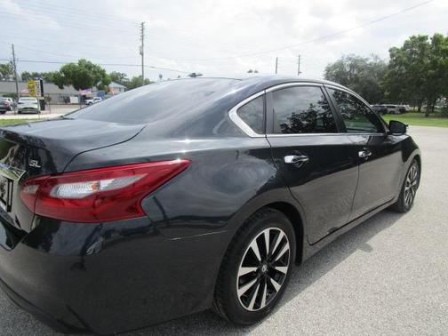 Photo 5 of 21 of 2018 Nissan Altima SL
