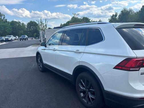 Opal White Pearl Effect 2023 Volkswagen Tiguan 2.0T SE