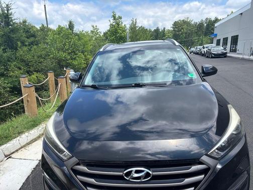 Black Noir Pearl 2016 Hyundai TUCSON SE