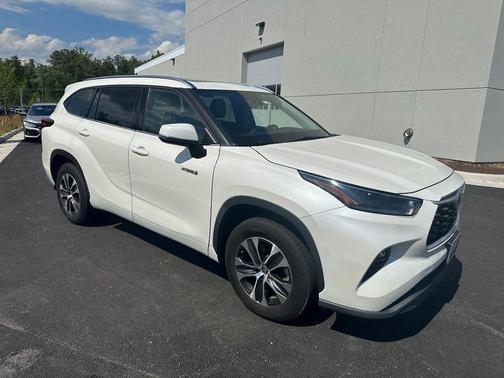 Blizzard Pearl 2021 Toyota Highlander Hybrid XLE
