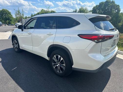 Blizzard Pearl 2021 Toyota Highlander Hybrid XLE