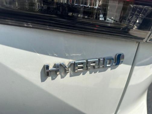 Blizzard Pearl 2021 Toyota Highlander Hybrid XLE