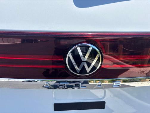 Pure White 2025 Volkswagen Atlas 2.0T SE w/Technology