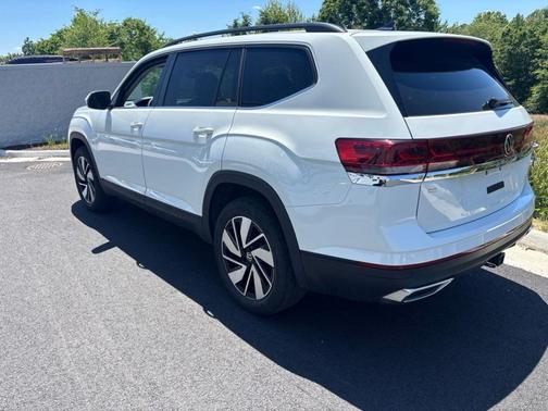 Pure White 2025 Volkswagen Atlas 2.0T SE w/Technology