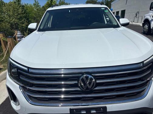 Pure White 2025 Volkswagen Atlas 2.0T SE w/Technology