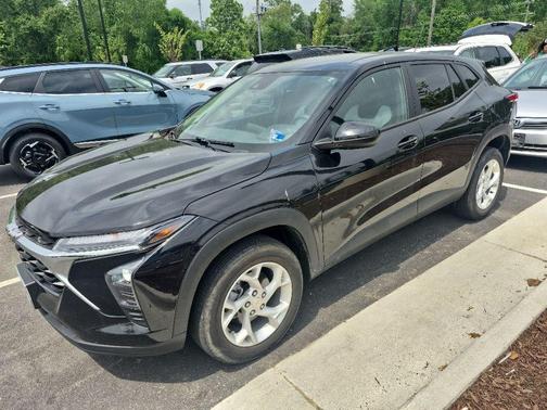 Mosaic Black Metallic 2024 Chevrolet Trax LS