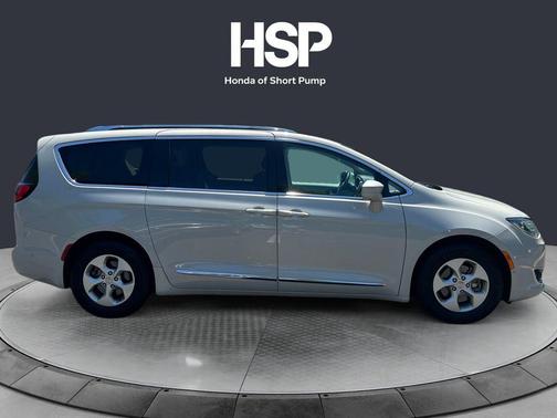 White 2017 Chrysler Pacifica Touring-L Plus