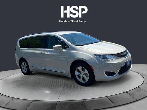 White 2017 Chrysler Pacifica Touring-L Plus