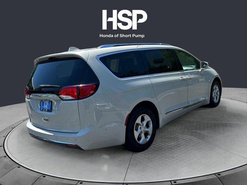 White 2017 Chrysler Pacifica Touring-L Plus