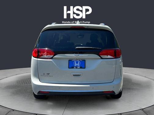 White 2017 Chrysler Pacifica Touring-L Plus