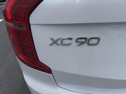Crystal White 2018 Volvo XC90 T5 Momentum