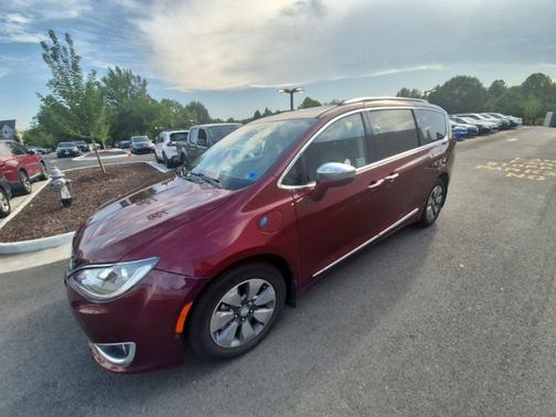 Velvet Red Pearlcoat 2018 Chrysler Pacifica Hybrid Limited