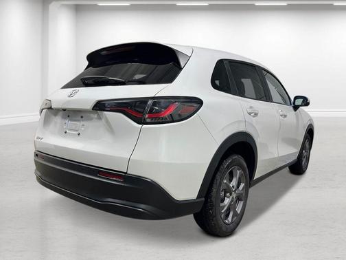 Platinum White Pearl 2026 Honda HR-V LX