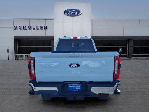 Star White 2027 Ford F-350 Lariat Super Duty