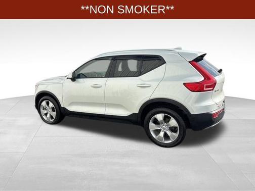 2021 Volvo XC40 T4 Momentum