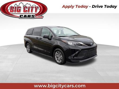 2025 Toyota Sienna LE