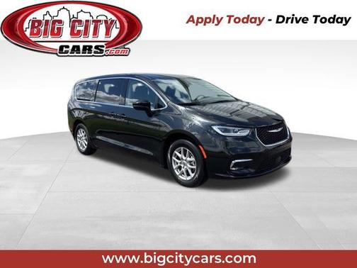 Brilliant Black Crystal Pearlcoat 2023 Chrysler Pacifica Touring L