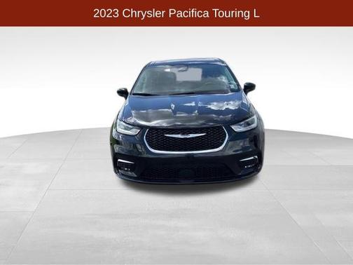 Brilliant Black Crystal Pearlcoat 2023 Chrysler Pacifica Touring L