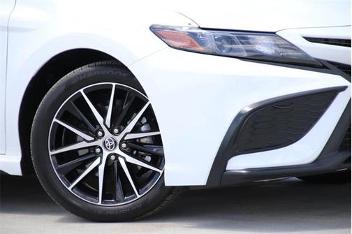 Photo 4 of 32 of 2022 Toyota Camry SE