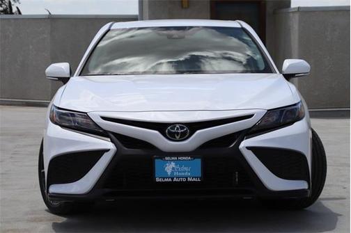 Photo 3 of 32 of 2022 Toyota Camry SE