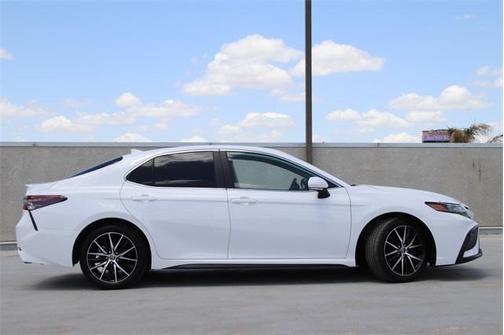 Photo 5 of 32 of 2022 Toyota Camry SE