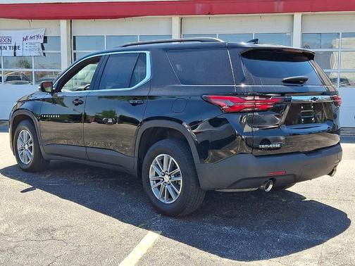 Mosaic Black Metallic 2023 Chevrolet Traverse LT Cloth