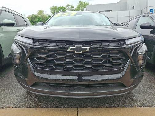Mosaic Black Metallic 2026 Chevrolet Trax LT