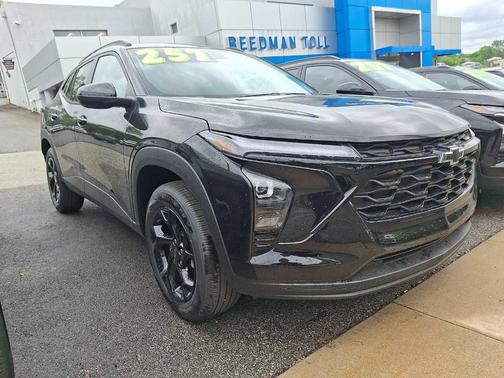 Mosaic Black Metallic 2026 Chevrolet Trax LT