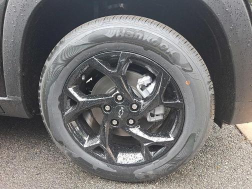 Mosaic Black Metallic 2026 Chevrolet Trax LT
