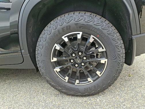 Mosaic Black Metallic 2026 Chevrolet Traverse Z71