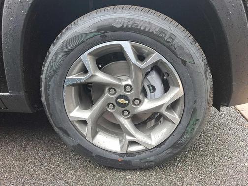 Mosaic Black Metallic 2026 Chevrolet Trax LT