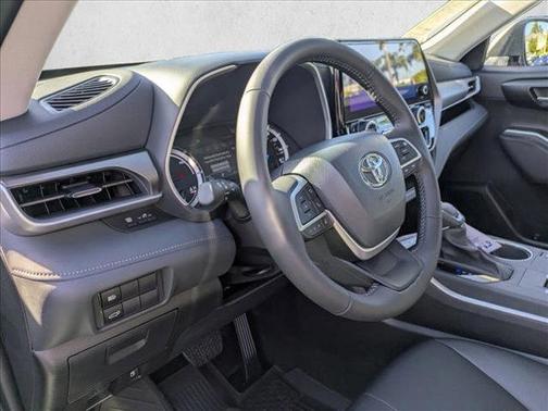 2025 Toyota Highlander Hybrid XLE