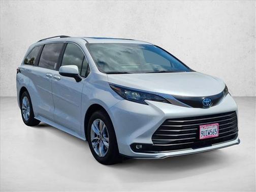 Wind Chill Pearl 2025 Toyota Sienna XLE