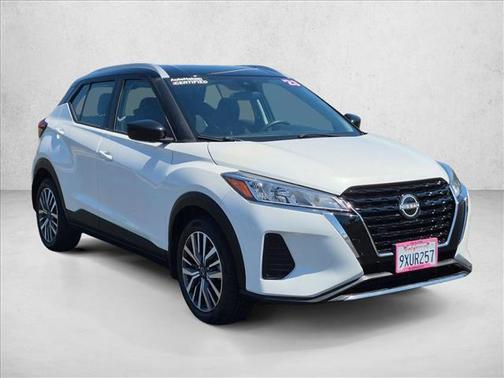 Aspen White Tricoat/Super Black 2023 Nissan Kicks SV