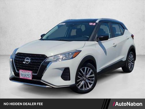 Aspen White Tricoat/Super Black 2023 Nissan Kicks SV
