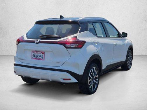 Aspen White Tricoat/Super Black 2023 Nissan Kicks SV
