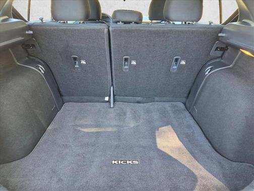 Aspen White Tricoat/Super Black 2023 Nissan Kicks SV