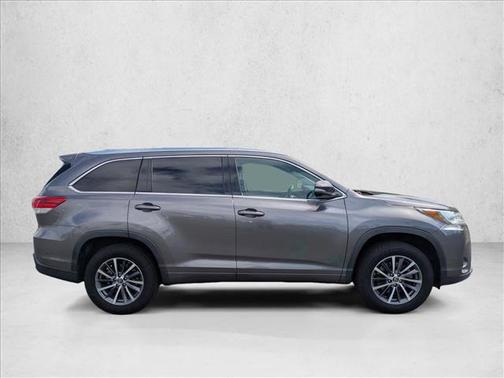 Silver/Gray 2018 Toyota Highlander XLE