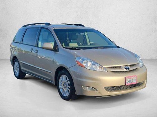 Gold 2008 Toyota Sienna XLE