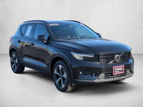 2023 Volvo XC40 B5 Plus Dark Theme