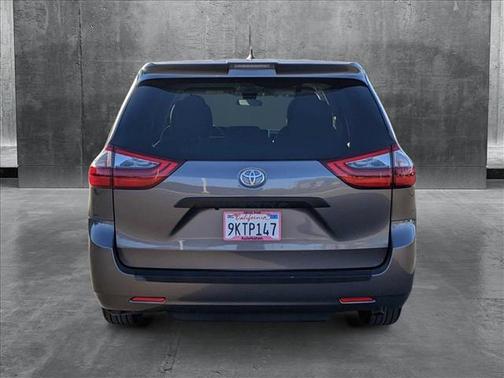 2020 Toyota Sienna SE
