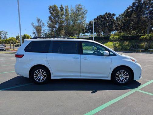 2020 Toyota Sienna XLE
