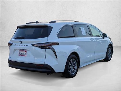 2025 Toyota Sienna LE