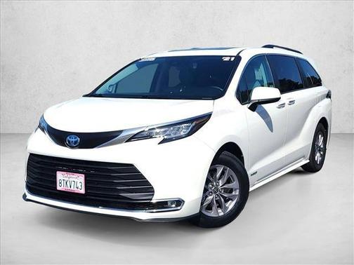 Blizzard Pearl 2021 Toyota Sienna XLE 7 Passenger