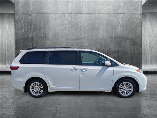 2017 Toyota Sienna XLE