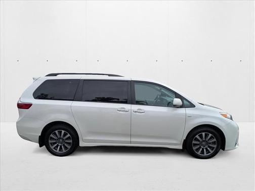 2020 Toyota Sienna XLE