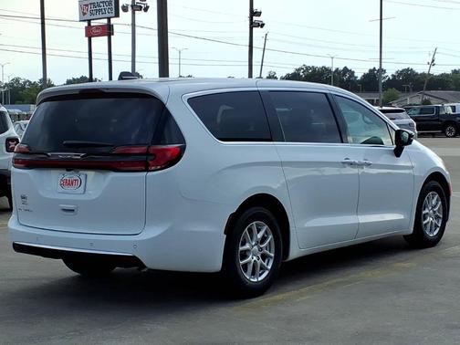Bright White Clearcoat 2027 Chrysler Pacifica Select