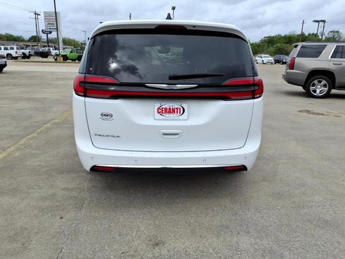 2024 Chrysler Pacifica Touring-L