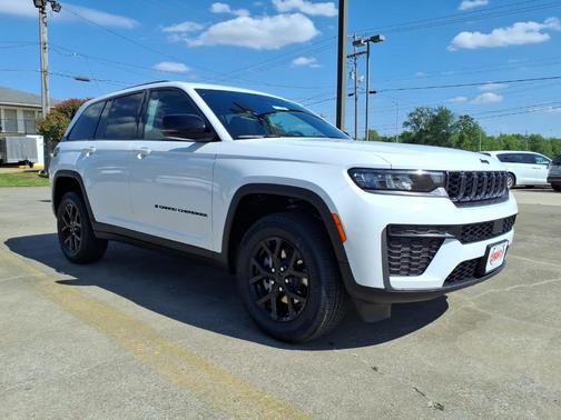 Bright White Clearcoat 2026 Jeep Grand Cherokee Laredo