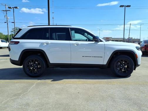Bright White Clearcoat 2026 Jeep Grand Cherokee Laredo